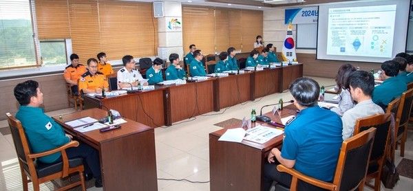 ▲ 제천시가 지역 안전 역량을 한 단계 높이기 위해 유관기관과 TF팀을 구성하고 전문 강사의 강의 등 첫 회의를 진행하고 있다. 사진=제천시