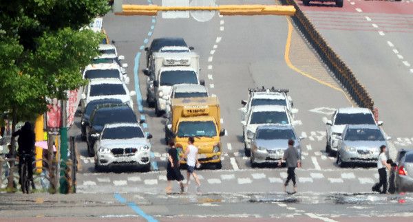 ▲ 전국이 낮 최고 30도 안팎의 무더운 날씨를 보인 10일 오후 인천 남동구 구월로 아스팔트 도로에 지열로 아지랑이가 피어 오르고 있다. 2024.06.10. 사진=뉴시스