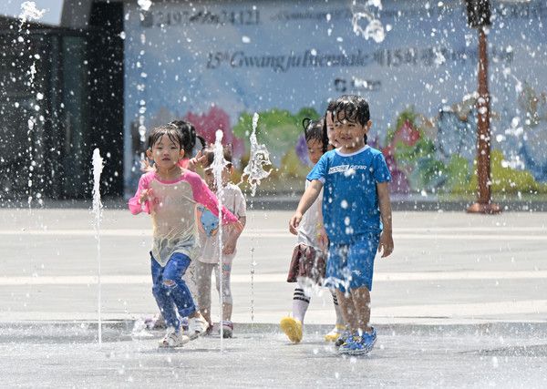 ▲ 한낮 기온이 30도를 뛰어넘는 무더운 날씨를 보인 11일 광주 북구 광주비엔날레 광장 바닥분수에서 아이들이 물놀이를 하며 더위를 식히고 있다. 2024.06.11. 사진=뉴시스