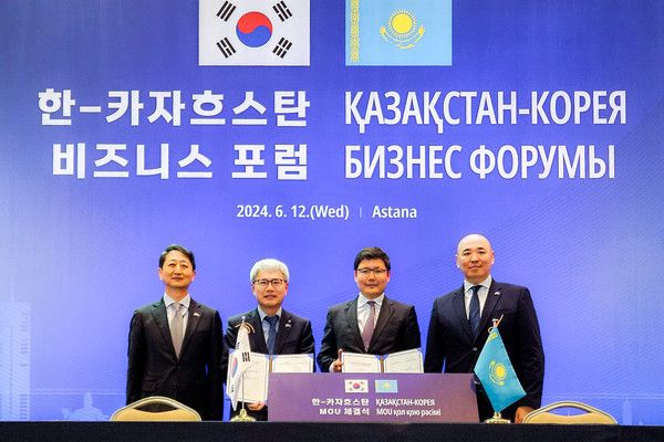 ▲ 윤희성 수은 행장이 지난 12일(현지시간) 카자흐스탄 아스타나 힐튼호텔에서 열린2024 한-카자흐스탄 비즈니스 포럼에 참석해 마랏 옐리바예프(Marat Yelibayev) 카자흐스탄 국영개발은행(DBK) 은행장과 만나 5000만달러 규모의 전대금융 지원을 위한 업무협약을 체결했다. 사진=한국수출입은행