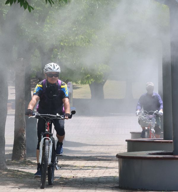 ▲ 전국이 낮 최고 30도 안팎의 무더운 날씨를 보인 12일 오후 인천 남동구 인천대공원에서 시민들이 쿨링포그를 맞으며 더위를 식히고 있다. 2024.06.12. 사진=뉴시스