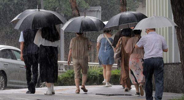 ▲ 명동역 인근에서 사람들이 우산을 쓰고 이동하고 있다. 2023.08.22. 사진=뉴시스