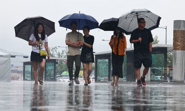 ▲ 서울 등 중부지방에 비가 내리는 22일 서울 종로구 광화문광장에서 외국인 관광객들이 우산을 쓰고 이동하고 있다. 2024.06.22. 사진=뉴시스