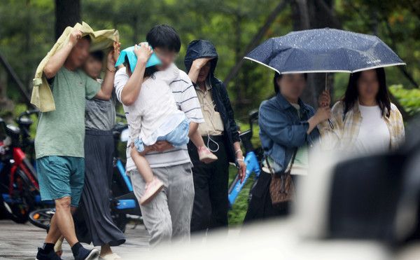 ▲ 전국 대부분 지역에 비가 내리는 26일 오후 서울 서초구 잠원동 거리에서 시민들이 발걸음을 재촉하고 있다. 2024.04.26 사진=뉴시스