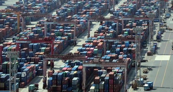 ▲ 부산 남구 신선대 부두 야적장에 컨테이너가 가득 쌓여 있다. 사진=뉴시스