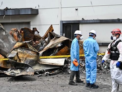 ▲ 25일 경기도 화성시 서신면 리튬전지 공장 화재 현장에서 경찰과 소방, 국립과학수사연구원 등 유관기관 관계자들이 화재 원인을 찾기 위한 합동 감식을 위해 이동하고 있다. 사진=뉴시스