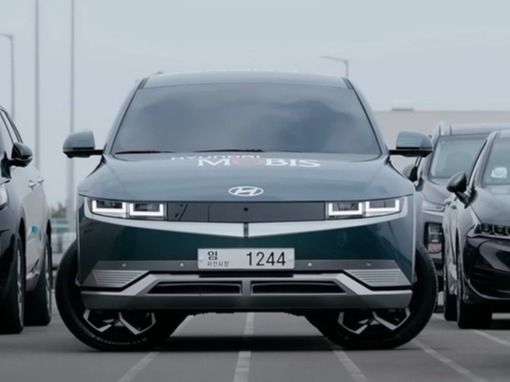 ▲ 현대모비스의 ‘e-코너시스템’을 장착한 차량이 ‘크랩주행’으로 평행주차를 하는 모습. 사진=현대모비스