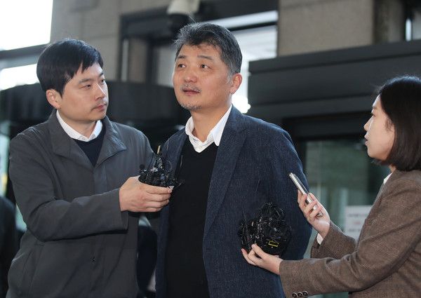 ▲ ▲ 김범수 카카오 창업자가 SM엔터테인먼트 주가 시세 조종 의혹과 관련해 23일 서울 금융감독원으로 출석하고 있다. 사진=뉴시스