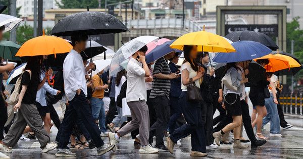 ▲ 장맛비가 내린 2일 오전 서울 용산역 인근에서 우산을 쓴 시민들이 발걸음을 옮기고 있다. 2024.07.02. 사진=뉴시스