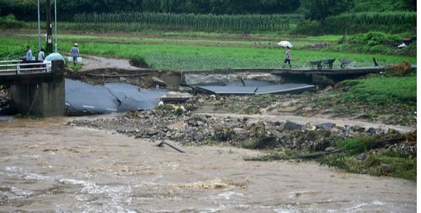 ▲ ▲ 경북 예천군 생천리 한 도로가 집중호우로 인해 유실돼 있다. 사진=뉴시스