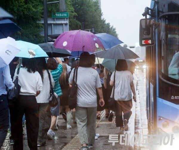 ▲ 장마가 이어진 9일 서울 종로구 광화문 광장 인근에서 우산을 쓴 시민들이 이동하고 있다. 사진=투데이코리아