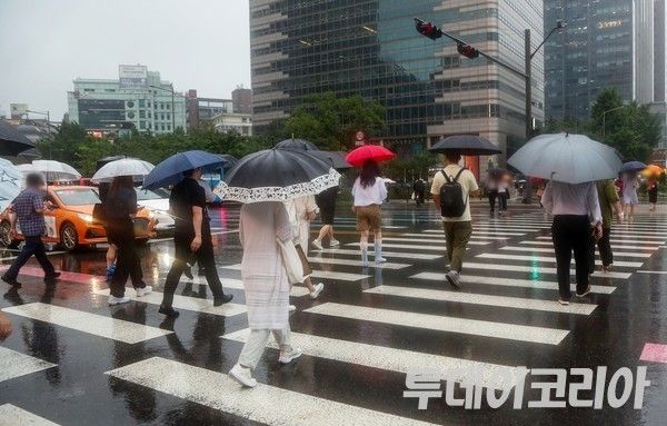 ▲ 장마가 이어진 9일 서울 종로구 광화문 광장 인근에서 우산을 쓴 시민들이 이동하고 있다. 사진=투데이코리아