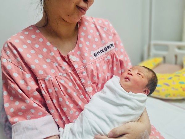 ▲ (본 기사와 무관한 사진) 지난 9일 경남 사천시에서 12년만에 건강한 신생아가 탄생해 화제다. 사진은 탄생 주인공, 사천읍 김모 부부의 셋째 아기(여·3.16㎏) 모습. 2023.12.14. 사진=사천시