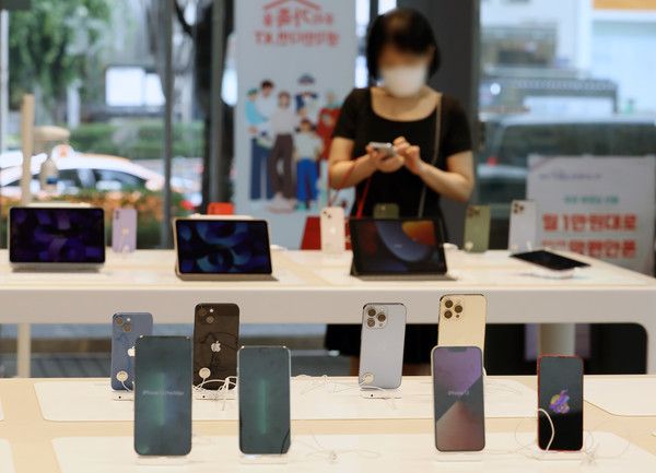 ▲ 4일 오후 서울 강남구 KT플라자에서 고객이 스마트폰을 살펴보고 있다. 사진=뉴시스