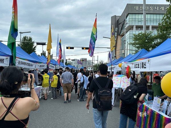 ▲ 6일 오전 대전 동구 대전역 뒷편 도로에서 열린 제1회 대전퀴어문화축제에 참가자들이 축제에 참여하고 있다. 사진=뉴시스