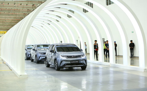 ▲ 지난 4일 태국 방콕 남부 라용의 비야디(BYD) 공장 완공식에서 전기차가 생산되고 있다. 사진=뉴시스