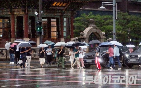 ▲ 장마가 이어진 9일 서울 종로구 광화문 광장 인근에서 우산을 쓴 시민들이 이동하고 있다. 사진=투데이코리아