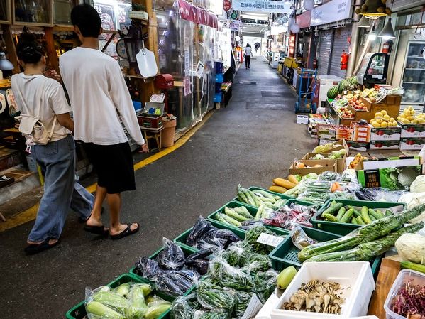 ▲ 지난 11일 서울의 한 전통시장에서 채소를 판매하고 있다. 사진=뉴시스