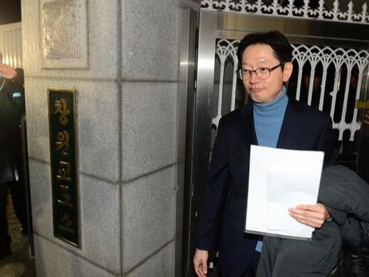 ▲ ▲ 28일 0시를 기해 특별사면된 김경수 전 경남지사가 이날 새벽 경남 창원교도소를 나서고 있다. 사진=뉴시스