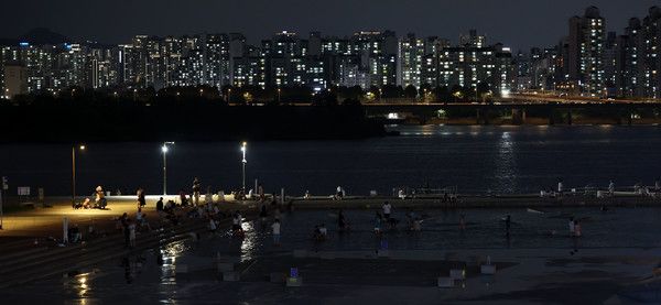 ▲ 연속 열대야가 이어지고 있는 가운데, 여의도한강공원 물빛광장을 찾은 시민들이 더위를 식히고 있다. 사진=뉴시스