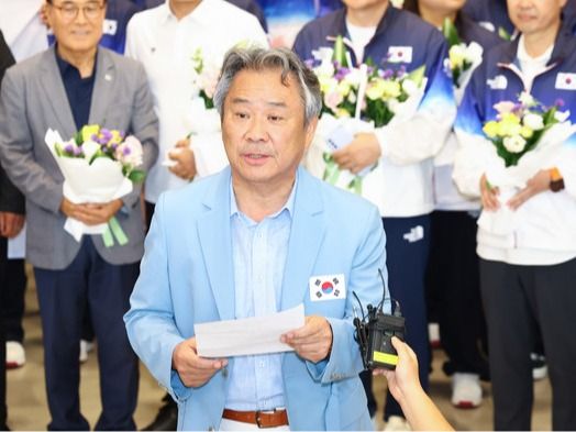 ▲ 이기흥 대한체육회장이 13일 오후 2024 파리올림픽을 마친 뒤 인천국제공항을 통해 귀국하며 취재진에 입장을 밝히고 있다. 2024.08.13. 사진=뉴시스