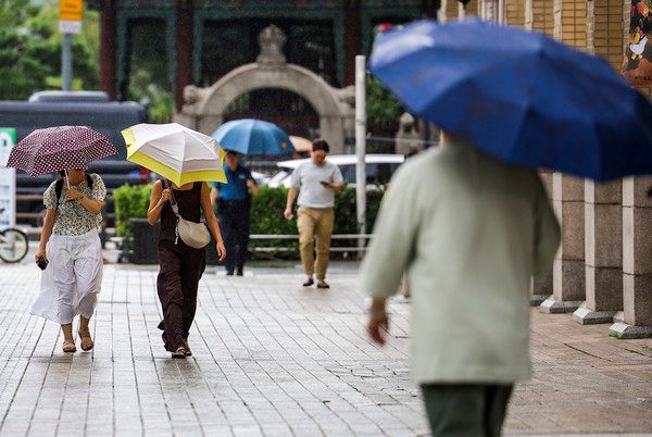 ▲ 지난 22일 서울 중구 세종대로에서 우산을 쓴 시민들이 비바람을 맞으며 이동하고 있다. 사진=뉴시스