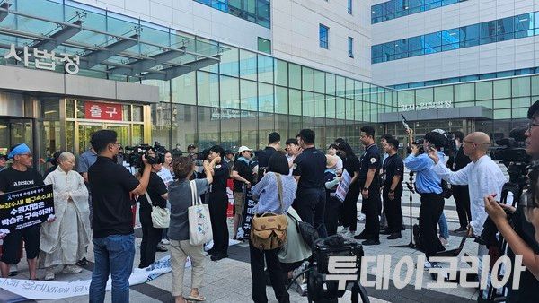 ▲&nbsp;산재피해자가족네트워크 ‘다시는’이 28일 수원지방법원 북문 앞에서 기자회견을 진행하던 와중 경찰과 충돌하고 있다. 사진=투데이코리아