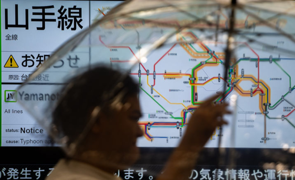 ▲ 지난 16일 한 시민이 일본 도쿄에서 교통 정보 현황을 보고 있다. 사진=뉴시스