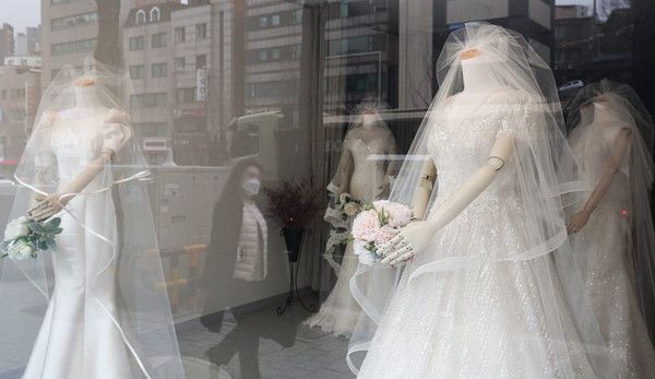 ▲ 서울 마포구 웨딩의거리 내 상점에 진열된 웨딩드레스 모습. 사진=뉴시스