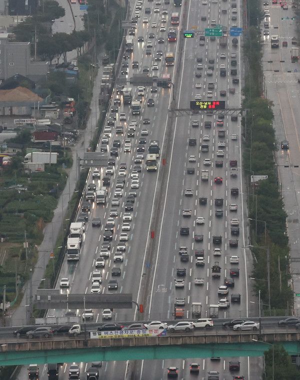 ▲ 지난 13일 오후 경기 용인시 경부고속도로 신갈분기점 인근 양방향이 정체현상을 보이고 있다. 사진=뉴시스