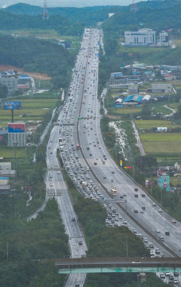 ▲ 추석 연휴 첫날인 지난 14일 경기도 경부고속 안성 IC 일대가 귀성 차량들로 정체현상을 빚고 있다. 사진=뉴시스