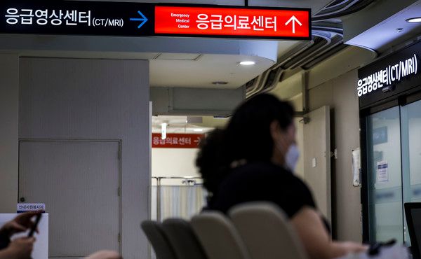 ▲ 지난 11일 서울의 대학병원 응급의료센터 앞에서 보호자들이 대기하고 있다. 사진=뉴시스