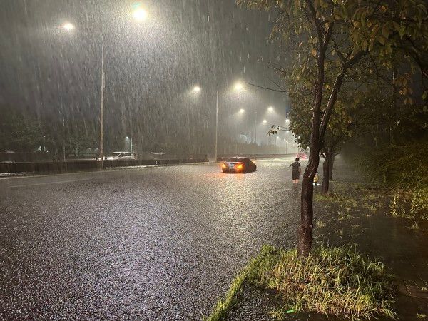 ▲ 21일 부산 강서구 구랑동의 한 도로가 집중호우로 잠겨 차량이 고립됐다. 사진=부산소방재난본부