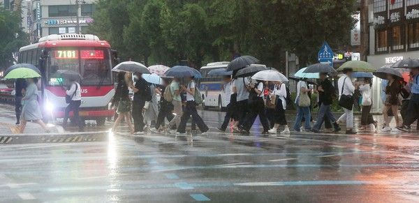 ▲ 서울 종로구 광화문 광장 인근에서 우산을 쓴 시민들이 이동하고 있다. 사진=투데이코리아