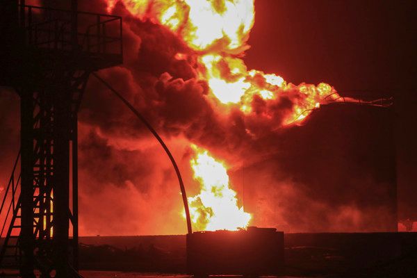 ▲ 지난 7월20일(현지시각) 예멘 홍해 항구도시 호데이다에 있는 유류 저장시설에서 불길이 치솟고 있다. 사진=뉴시스