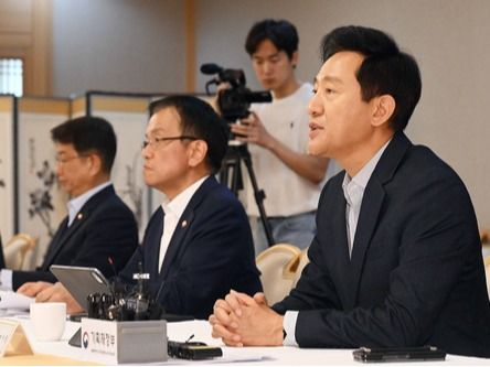 ▲ 오세훈 서울시장이 8일 서울 종로구 정부서울청사에서 열린 부동산관계장관회의에 참석해 발언하고 있다. 사진=뉴시스