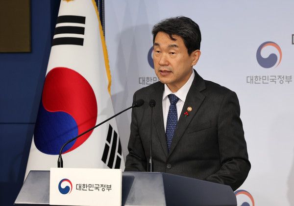 ▲ 이주호 사회부총리 겸 교육부 장관이 10일 오전 서울 종로구 정부서울청사 별관에서 2025년도 교육부 주요업무 추진계획 사전 브리핑을 하고 있다. 사진=뉴시스