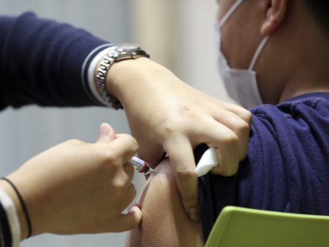 ▲ 정부가 만 13~18세 이하 청소년을 대상으로 독감 국가 예방접종 사업을 시작한 13일 서울 동대문구 한국건강관리협회 건강증진의원 서울동부지부에서 한 학생이 독감 예방 접종을 하고 있다. 사진제공=뉴시스.