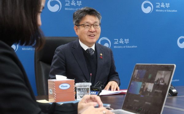 ▲ 오석환 교육부 차관이 8일 서울 영등포구 여의도 한국교육시설안전원에서 열린 ‘2025학년도 등록금 관련 거점국립대학총장 협의회’ 영상회의에서 모두발언을 하고 있다. 사진=뉴시스