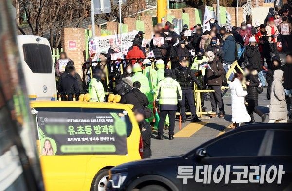 ▲ 10일 서울 용산구 한남동에 위치한 한남초등학교 인근에 시위 집회자들이 모여있다. 사진=투데이코리아