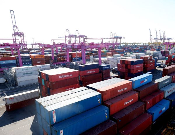 ▲ 지난 2일 인천 연수구 인천신항 컨테이너 터미널에 컨테이너가 쌓여 있다. 사진=뉴시스