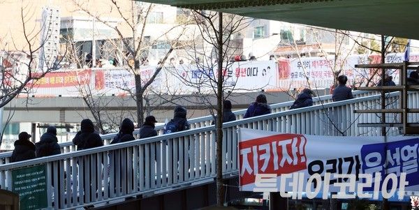 ▲10일 오후 시민들이 한남동 관저 인근 집회 참여를 위해 육교를 건너고 있다. 사진=투데이코리아