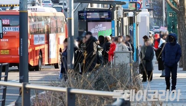 ▲10일 한남동 대통령 관저 인근에서 시민들이 버스를 기다리고 있다. 사진=투데이코리아