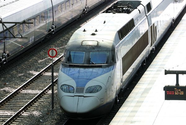 ▲ 지난 9일 서울역 내 승차장에 KTX가 들어서고 있다. 사진=뉴시스