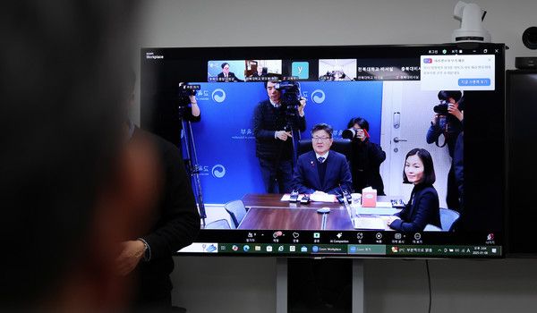 ▲ 오석환 교육부 차관이 지난 8일 오후 서울 영등포구 여의도 한국교육시설안전원에서 열린 ‘2025학년도 등록금 관련 거점국립대학총장 협의회’ 영상회의에서 모두발언을 하고 있다. 사진=뉴시스