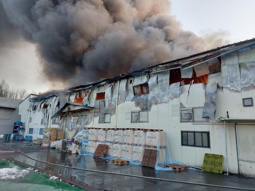 ▲ 12일 오후 3시 47분 경기도 용인시 처인구 소재 플라스틱 제품 제조 공장에서 화재가 발생했다. 사진=경기소방본부 제공