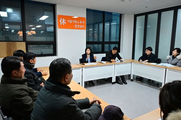 ▲ 서울이동노동자 합정쉼터에서 이동노동자 의견청취 중인 최호정 의장. 사진=서울시의회