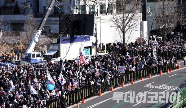 ▲ 지난 10일 서울 용산구 관저 인근에 윤석열 지지자들이 모여 있다. 사진=투데이코리아