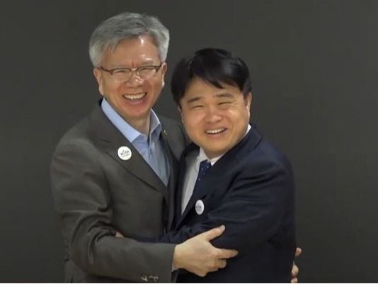 ▲ 임현택 대한의사협회 회장 당선인(오른쪽)과 김택우 대한의사협회 비대위원장이 14일 서울 용산구 대한의사협회에서 열린 비상대책위원회 브리핑에서 포옹하고 있다. 사진=뉴시스