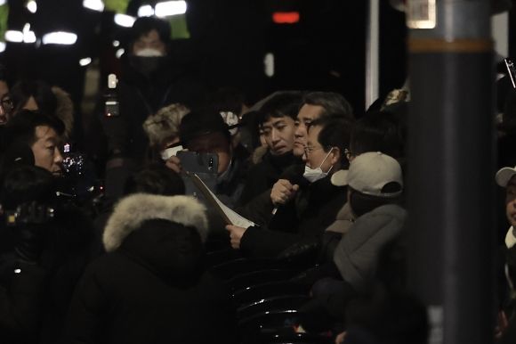 ▲ 15일 서울 용산구 대통령 관저 앞에서 윤갑근 변호사가 경찰과 대치하고 있다. 사진=뉴시스